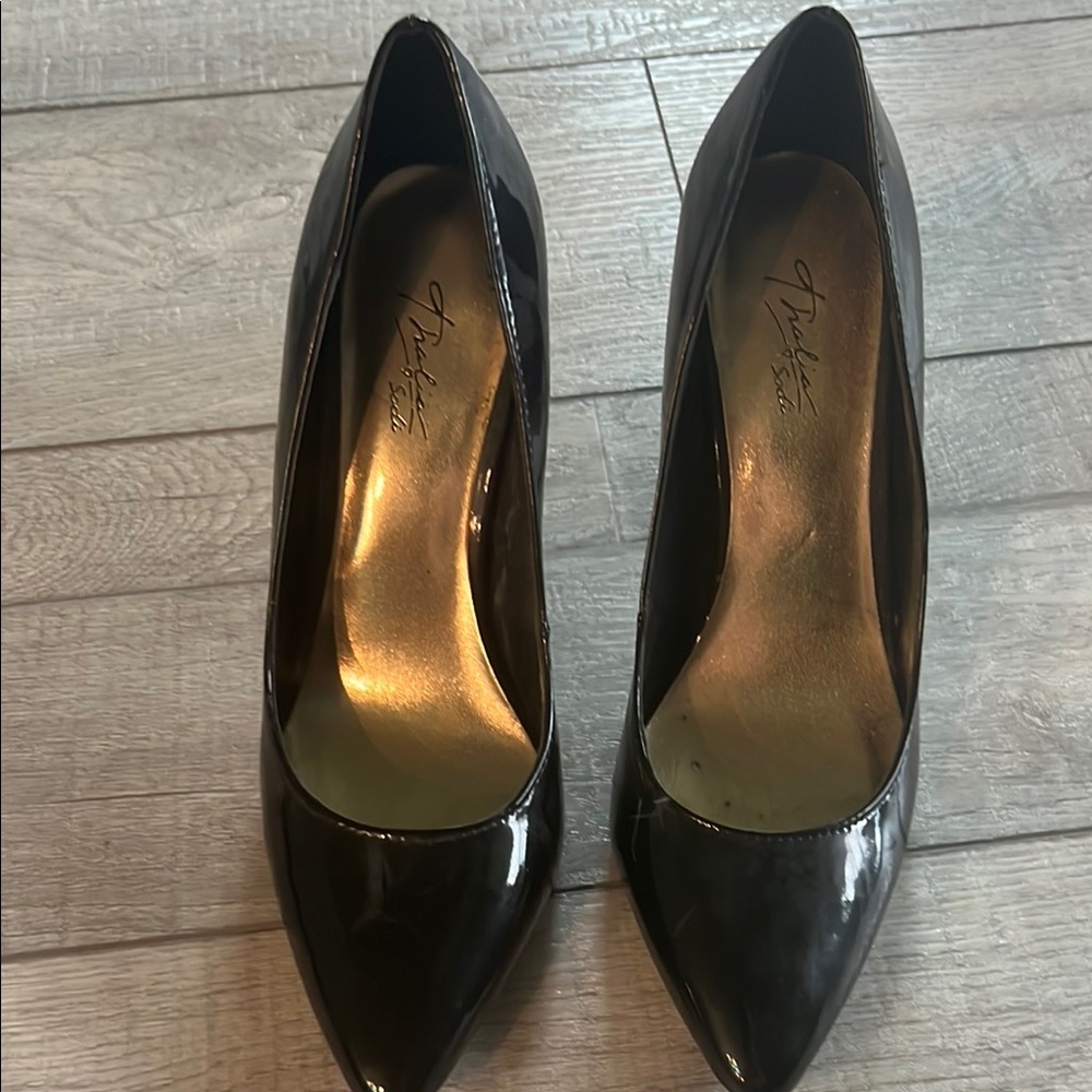 Thalia Sodi Black and Gold Heels Classic Pumps